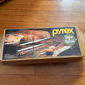 Vintage Pyrex bake a round in box